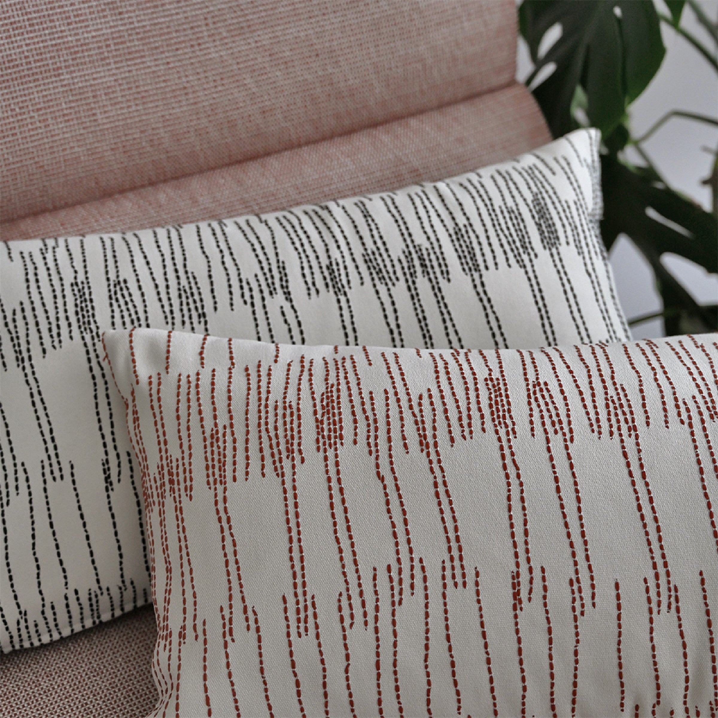 537702